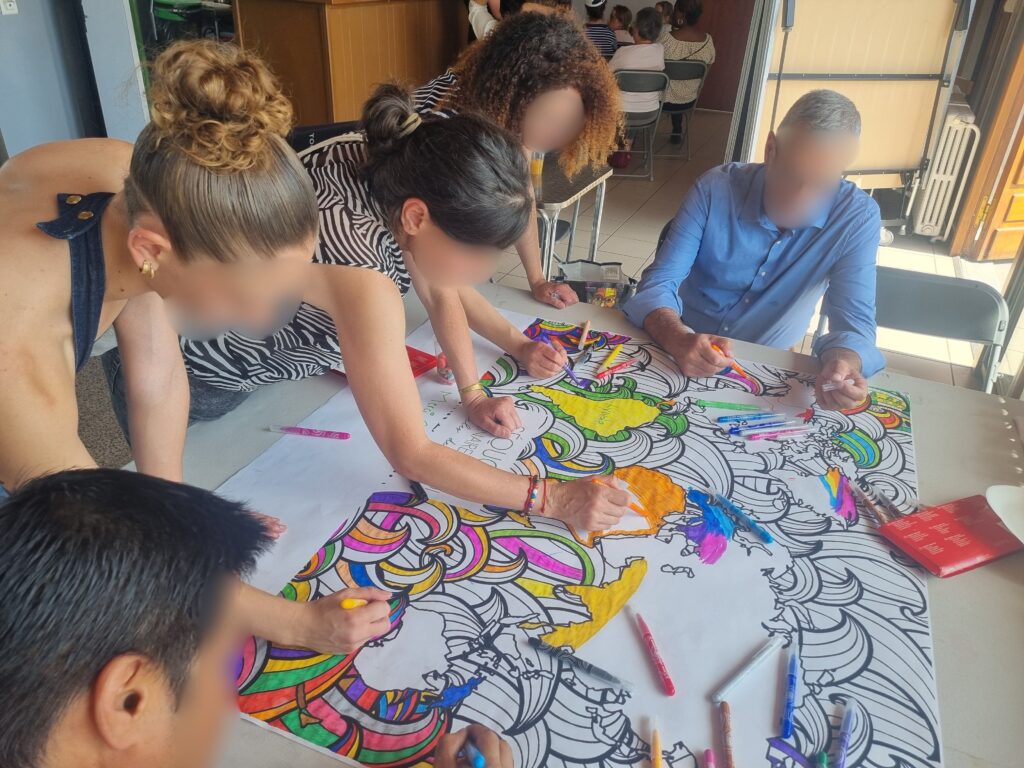 Activité créative intergénérationnelle pendant une journée d’insertion professionnelle