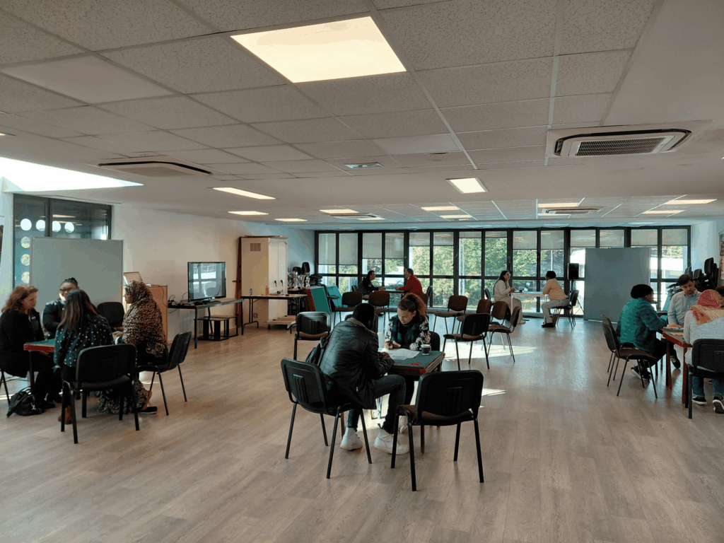 Rencontres et échanges entre candidats et recruteurs lors de la Matinale de l’Emploi organisée par Séquoia Partenaire Emploi à Maisons-Laffitte.