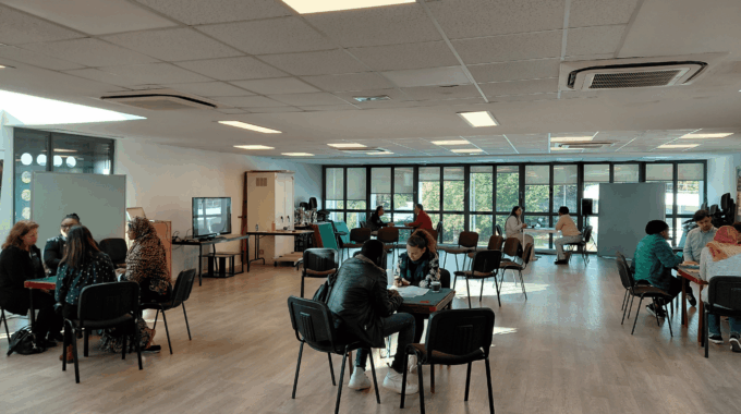 Rencontres Et échanges Entre Candidats Et Recruteurs Lors De La Matinale De L’Emploi Organisée Par Séquoia Partenaire Emploi à Maisons-Laffitte.