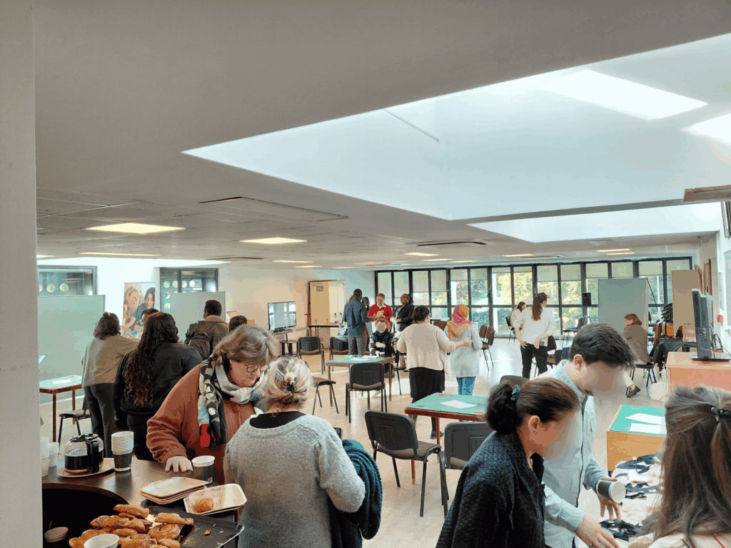 Candidats et recruteurs échangeant lors de la seconde Matinale de l’Emploi organisée par Séquoia Partenaire Emploi à Maisons-Laffitte, dans une ambiance dynamique et conviviale.